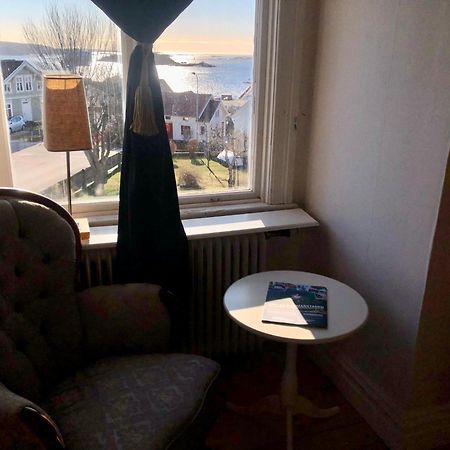 Vacker våning med havsutsikt i Strömstads centrum. Exteriör bild