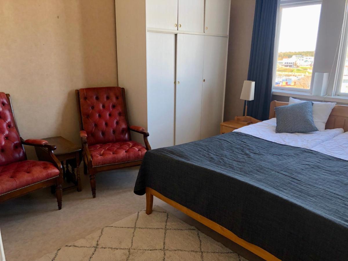 Vacker våning med havsutsikt i Strömstads centrum. Exteriör bild